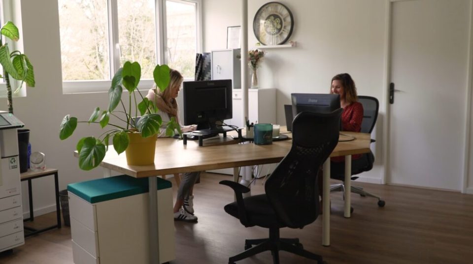 Espace de coworking à l'étage de La Coloc à Pau avec bureaux spacieux et équipements modernes.
