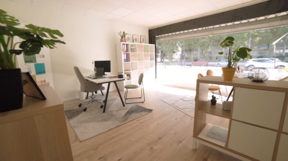 Espace de coworking lumineux à La Coloc à Pau.
