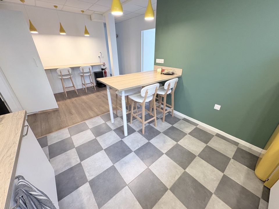 Cuisine et espace d&eacute;tente de La Coloc &agrave; Pau.